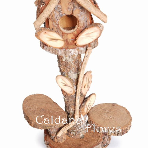 Casa de casca de pinus no tronco