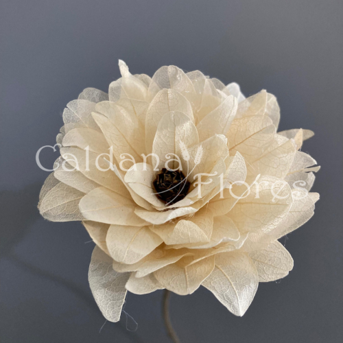 Flor de Folhas montada no cabo aveludado